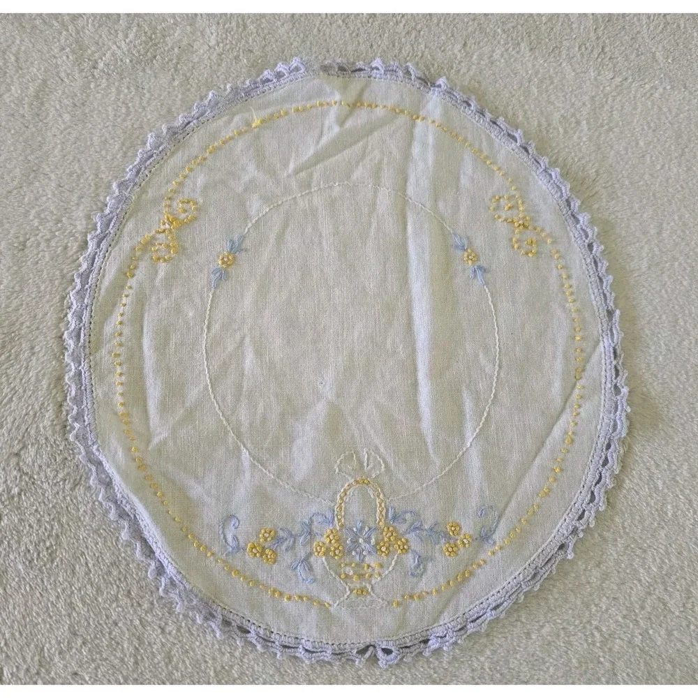 Vintage Linen Doilies Set of 4 White Ivory Embroidered Cottage Round Tabletop‎